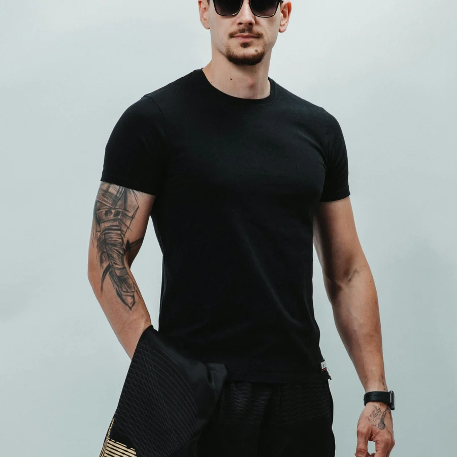 150 GSM black round neck t-shirt